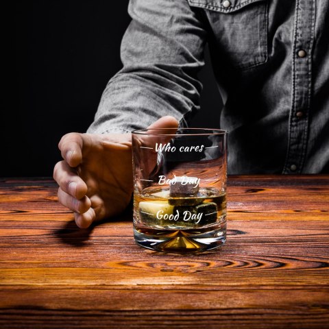 Etui na whisky ze szklankami Who cares męża niego