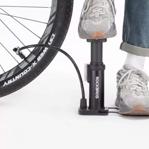 Pompka rowerowa uniwersalna nożna podłogowa z manometrem - czarna Pompka rowerowa uniwersalna nożna podłogowa z manometrem - czarna