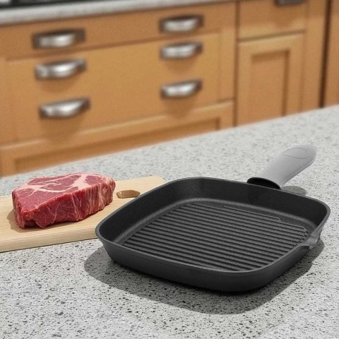 PATELNIA GRILLOWA ŻELIWNA 24cm Z SILIKONOWĄ NAKŁADKĄ 2668 PATELNIA GRILLOWA ŻELIWNA 24cm Z SILIKONOWĄ NAKŁADKĄ 2668