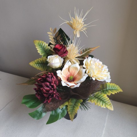 Bukiet flakon stroik na cmentarz kompozycja kwiatowa na wszystkich świętych