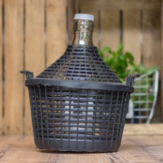 Balon w koszu plastikowym z wąskim otworem 54l na wino, nalewki i miód pitny